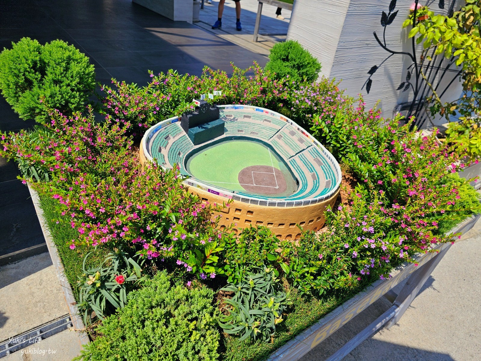 台南免門票景點|雅聞湖濱療癒森林|玫瑰花園裡泥座小屋好可愛！來到人小國～ - yuki.tw