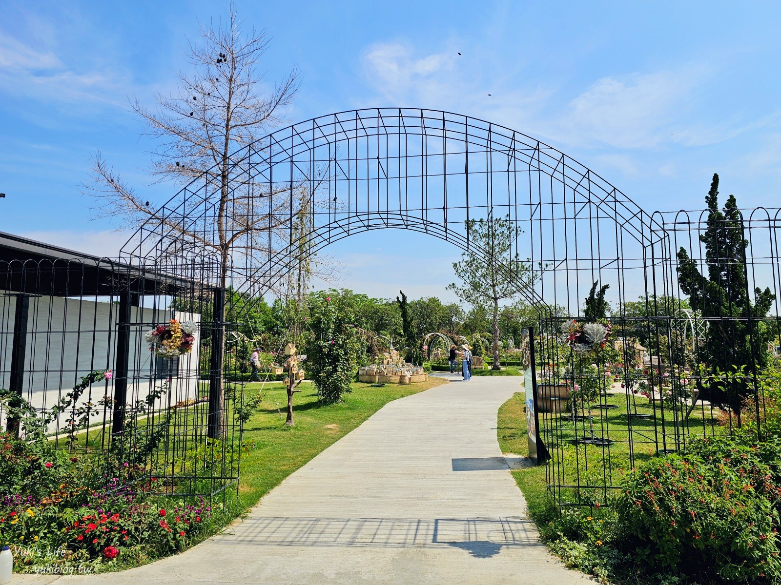 台南免門票景點|雅聞湖濱療癒森林|玫瑰花園裡泥座小屋好可愛！來到人小國～ - yuki.tw