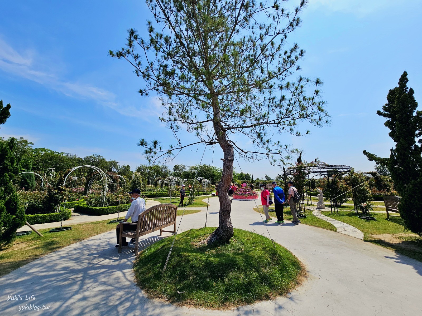 台南免門票景點|雅聞湖濱療癒森林|玫瑰花園裡泥座小屋好可愛！來到人小國～ - yuki.tw