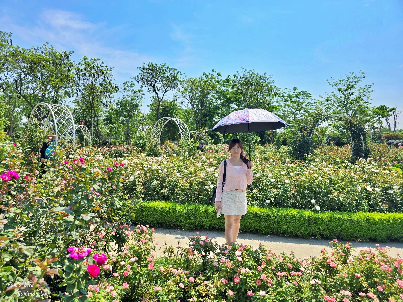 台南免門票景點|雅聞湖濱療癒森林|玫瑰花園裡泥座小屋好可愛！來到人小國～ - yuki.tw