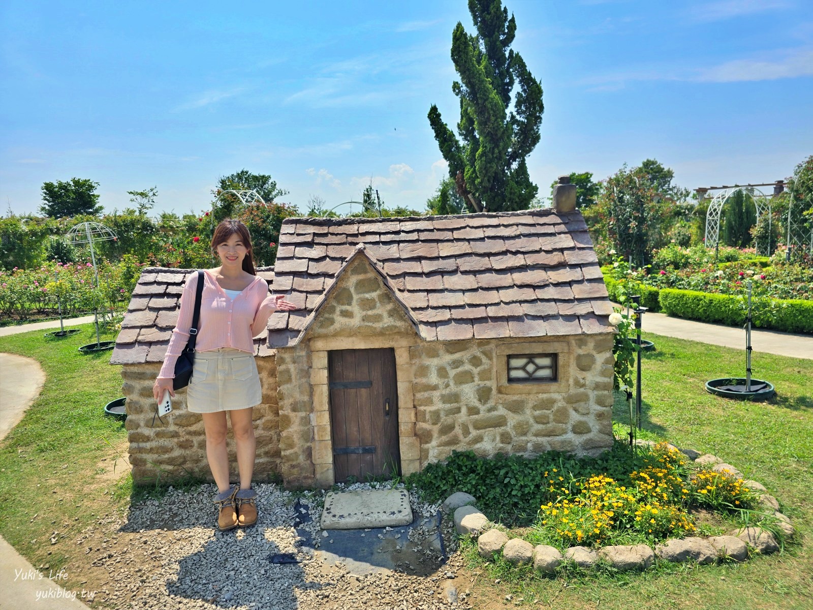 台南免門票景點|雅聞湖濱療癒森林|玫瑰花園裡泥座小屋好可愛！來到人小國～ - yuki.tw