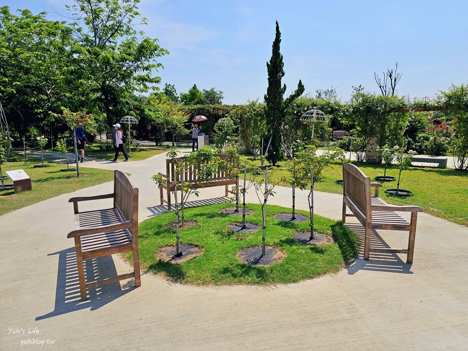 台南免門票景點|雅聞湖濱療癒森林|玫瑰花園裡泥座小屋好可愛！來到人小國～ - yuki.tw