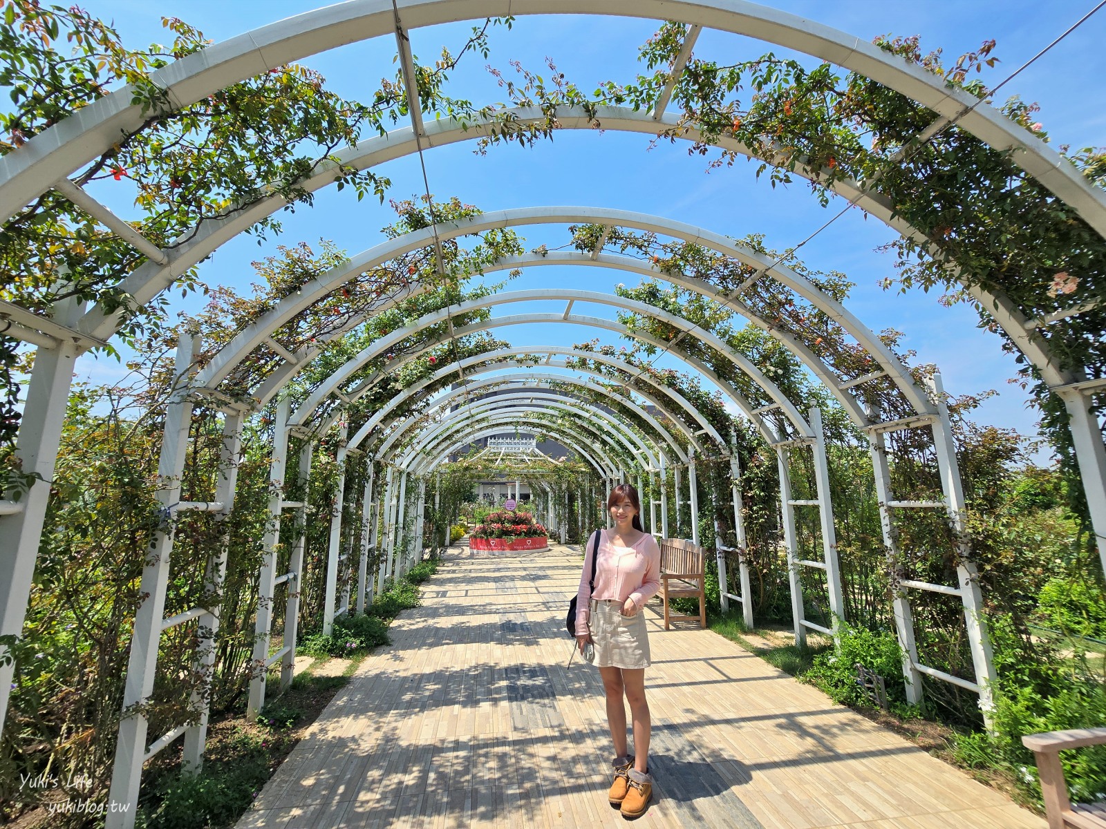 台南免門票景點|雅聞湖濱療癒森林|玫瑰花園裡泥座小屋好可愛！來到人小國～ - yuki.tw