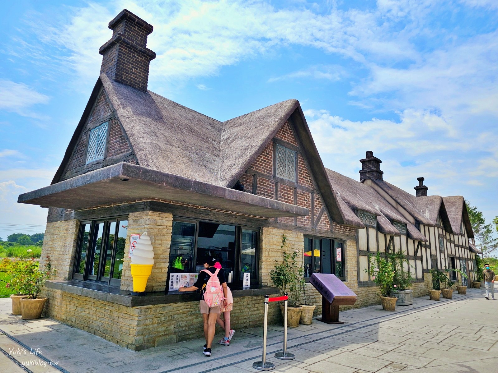 台南免門票景點|雅聞湖濱療癒森林|玫瑰花園裡泥座小屋好可愛！來到人小國～ - yuki.tw