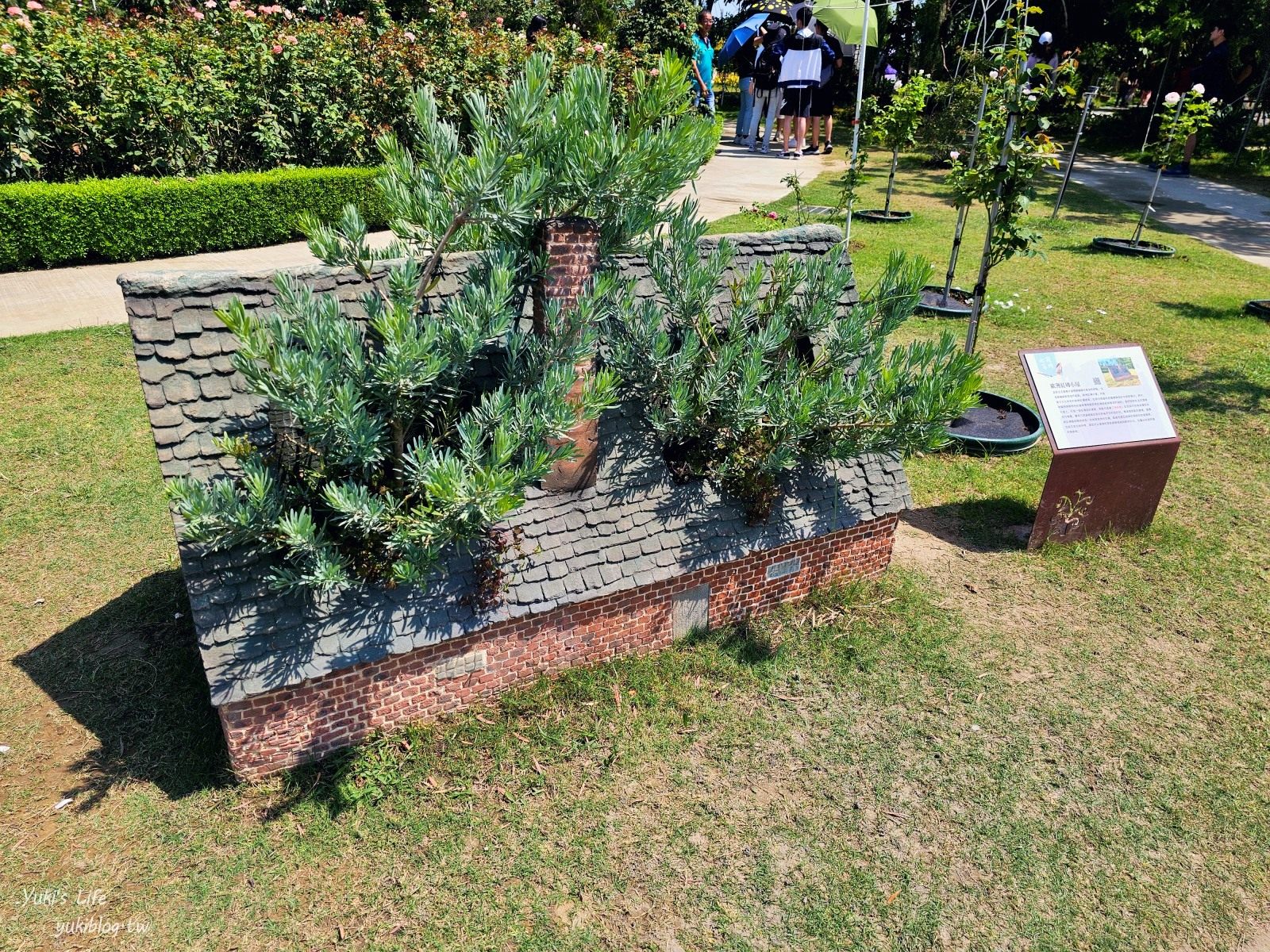 台南免門票景點|雅聞湖濱療癒森林|玫瑰花園裡泥座小屋好可愛！來到人小國～ - yuki.tw