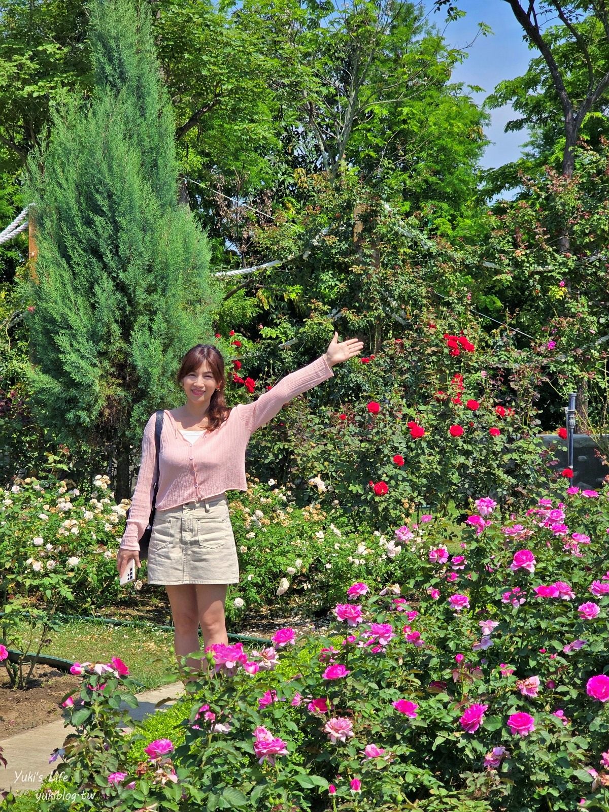 台南免門票景點|雅聞湖濱療癒森林|玫瑰花園裡泥座小屋好可愛！來到人小國～ - yuki.tw