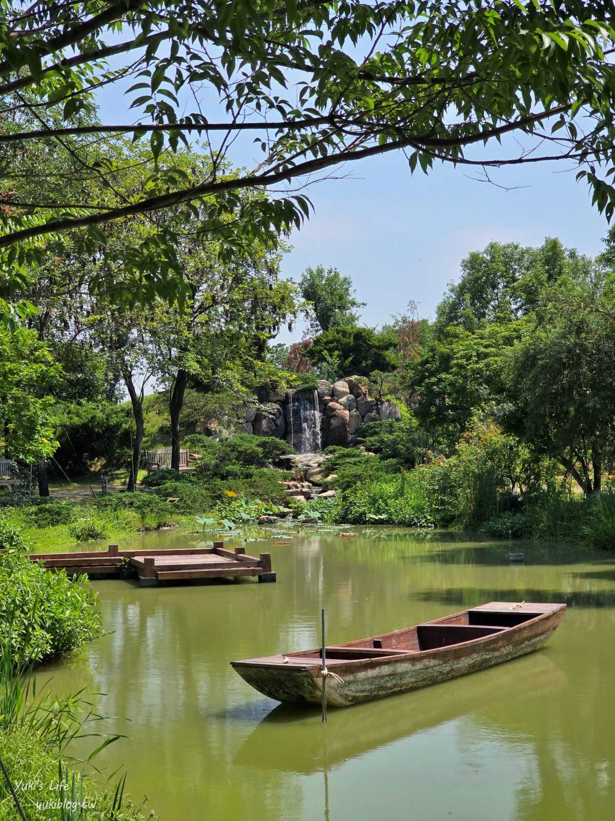 台南免門票景點|雅聞湖濱療癒森林|玫瑰花園裡泥座小屋好可愛！來到人小國～ - yuki.tw