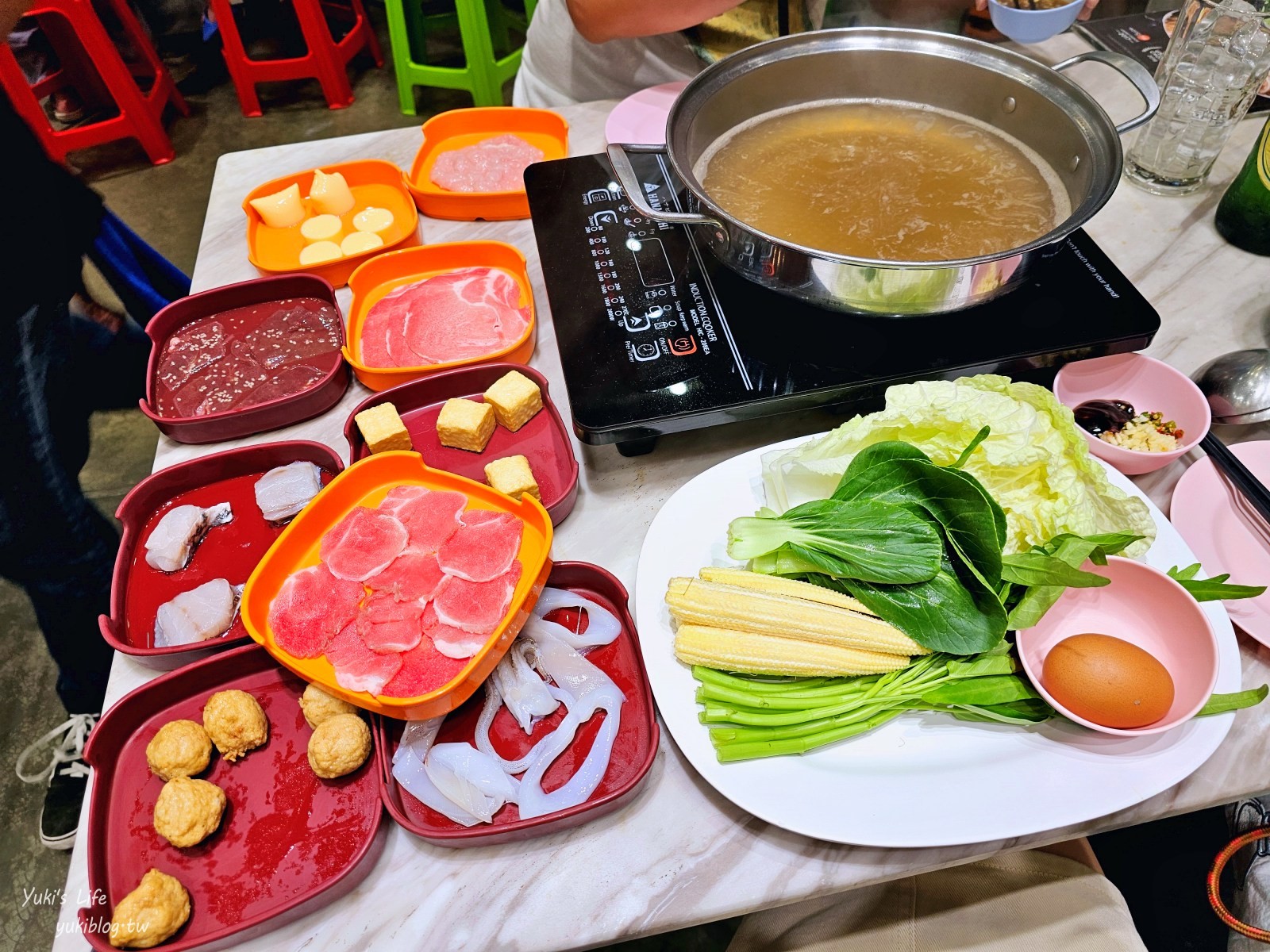 曼谷美食【Pho Mo Fai】超人氣平價火鍋，蔬菜和餛飩是必點，便宜美味 - yuki.tw