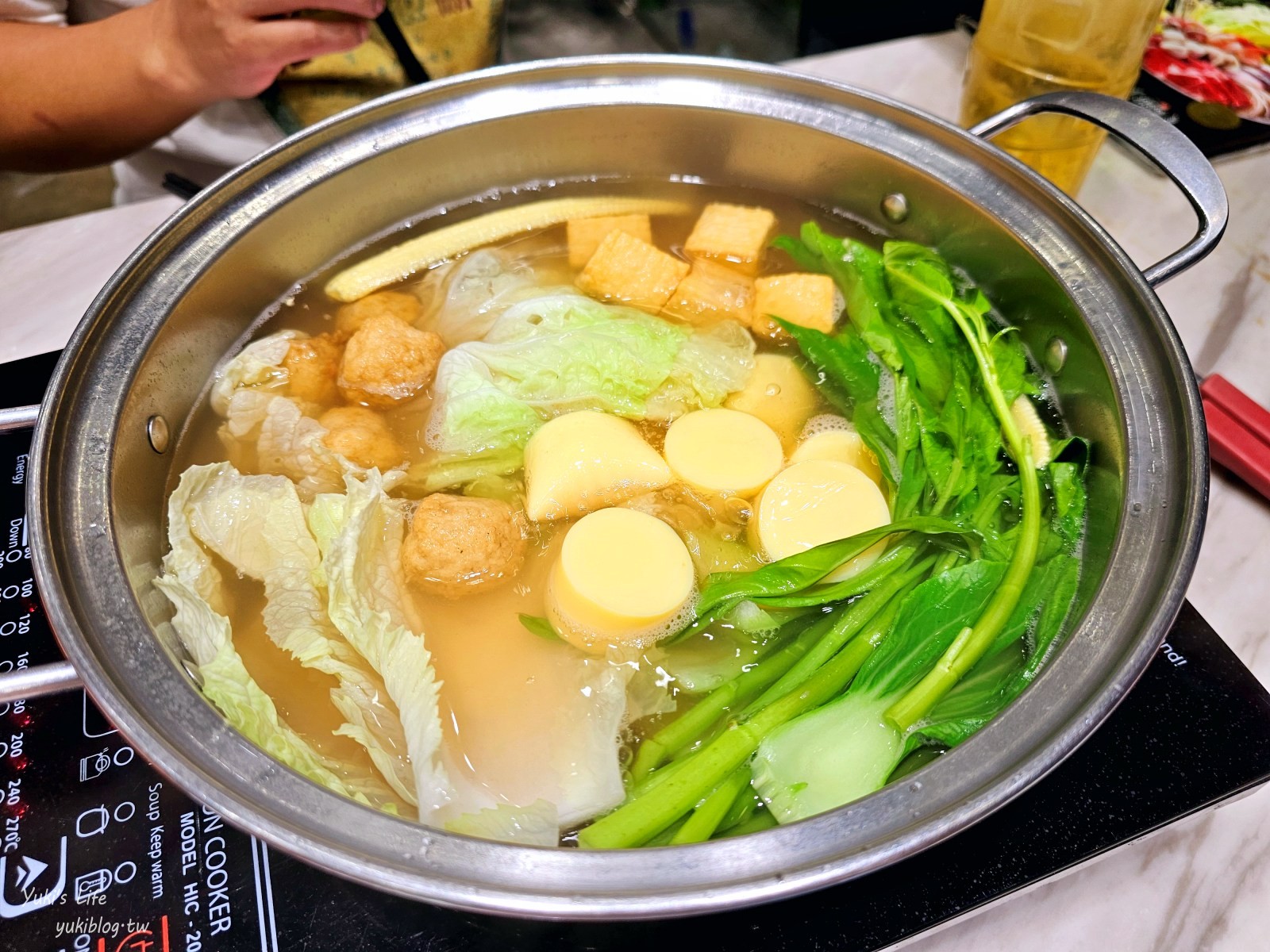 曼谷美食【Pho Mo Fai】超人氣平價火鍋，蔬菜和餛飩是必點，便宜美味 - yuki.tw