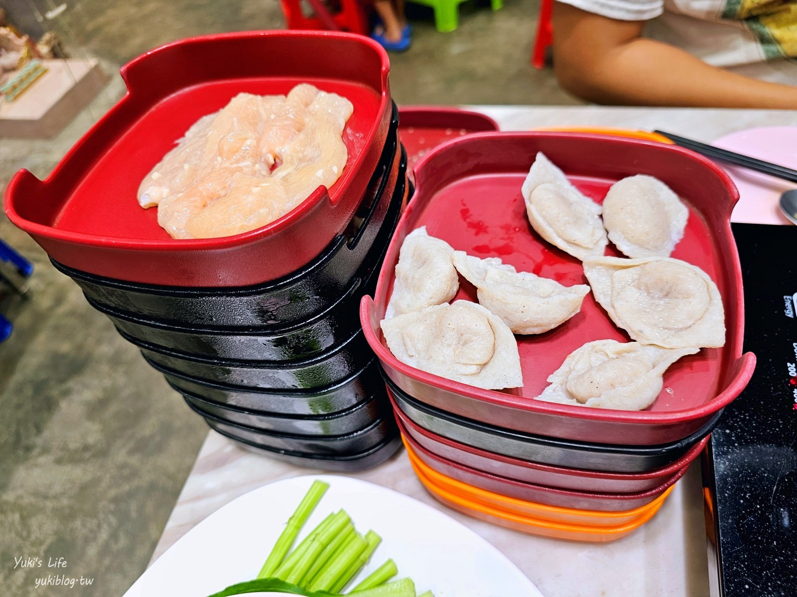 曼谷美食【Pho Mo Fai】超人氣平價火鍋，蔬菜和餛飩是必點，便宜美味 - yuki.tw