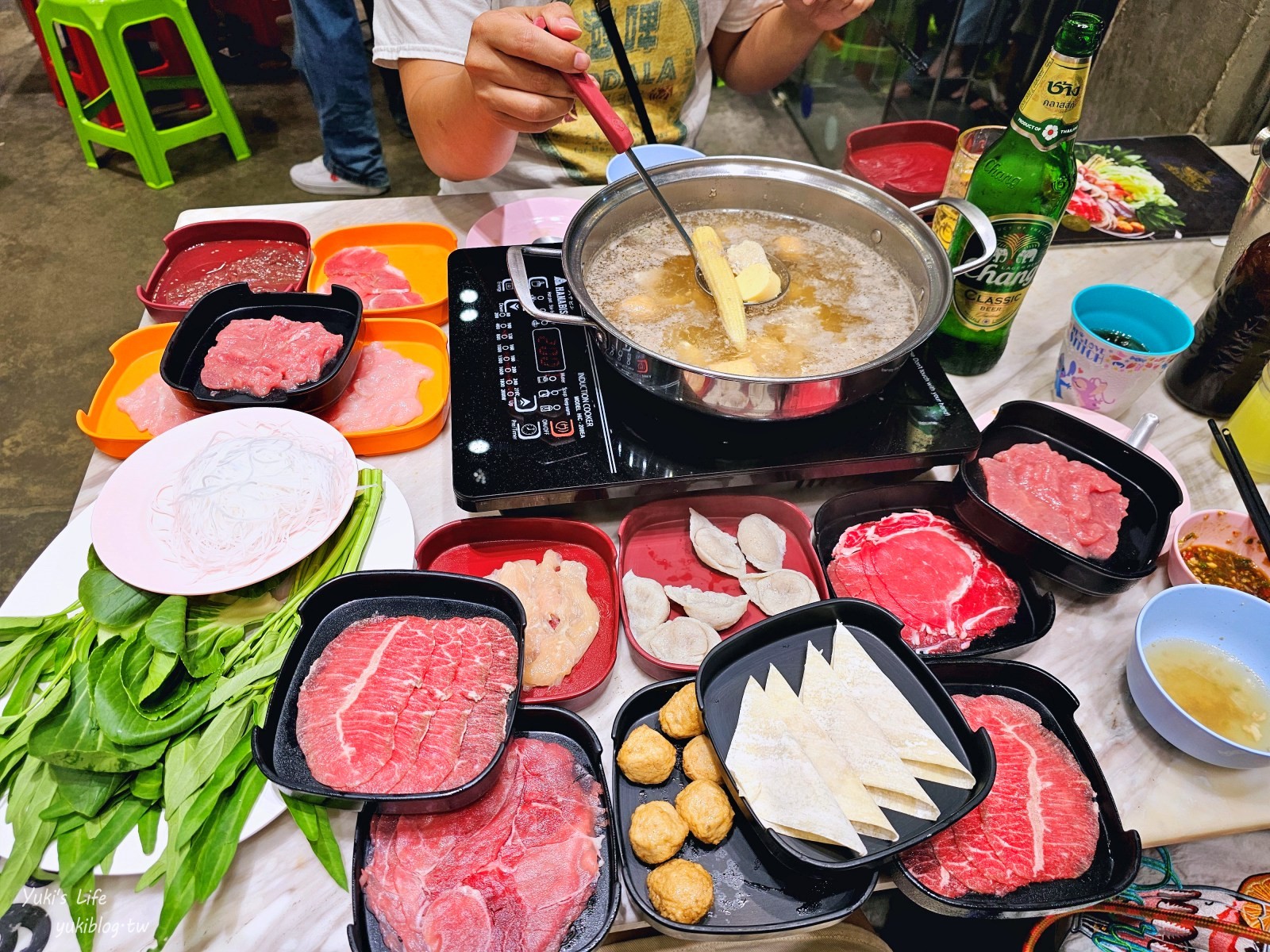 曼谷美食【Pho Mo Fai】超人氣平價火鍋，蔬菜和餛飩是必點，便宜美味 - yuki.tw