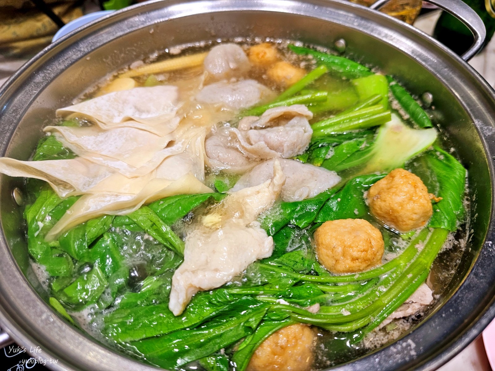 曼谷美食【Pho Mo Fai】超人氣平價火鍋，蔬菜和餛飩是必點，便宜美味 - yuki.tw