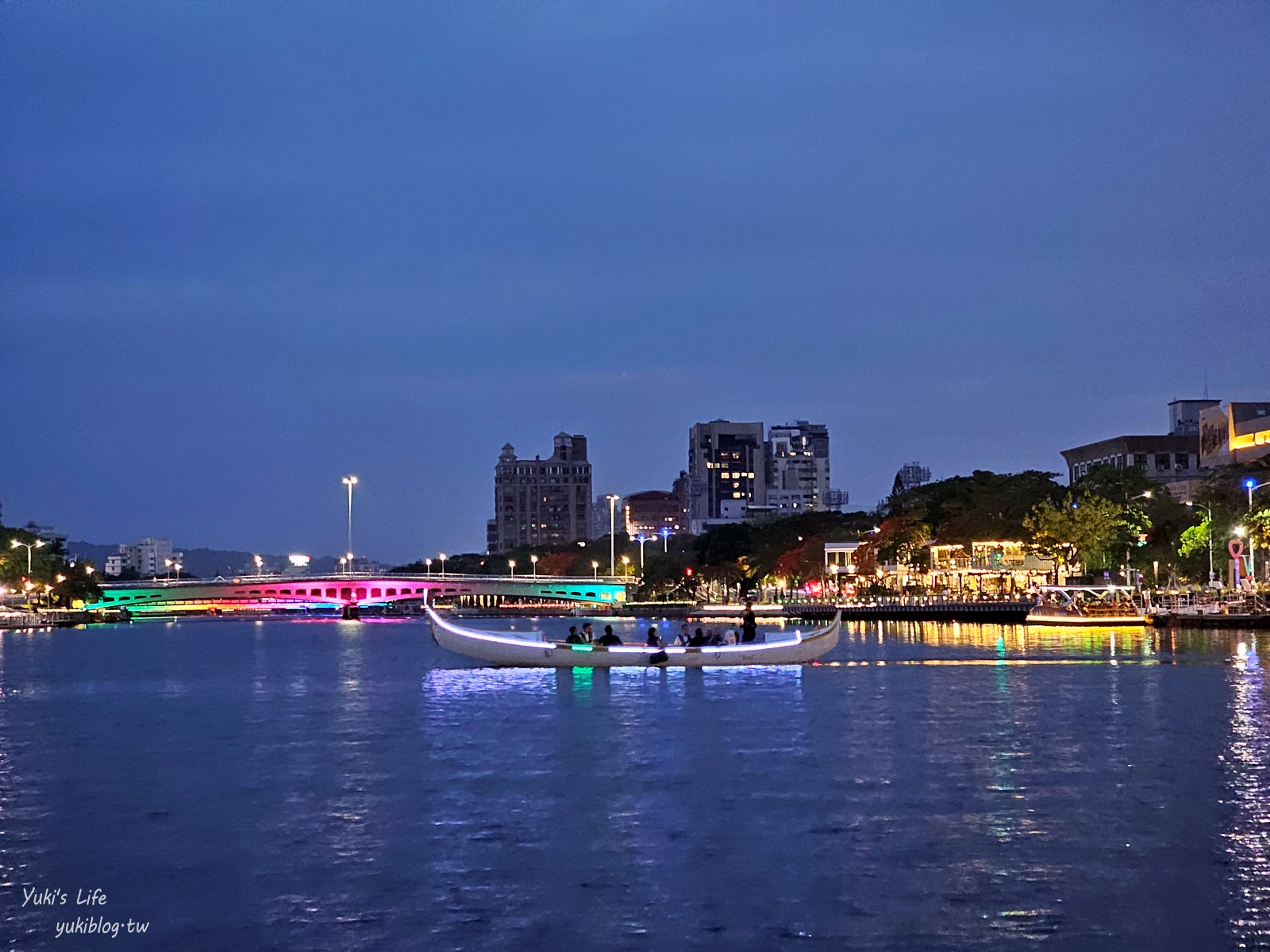 高雄景點|愛河愛之船|飽覽從日落到入夜，從晚霞到絢麗光影～氛圍超浪漫 - yuki.tw