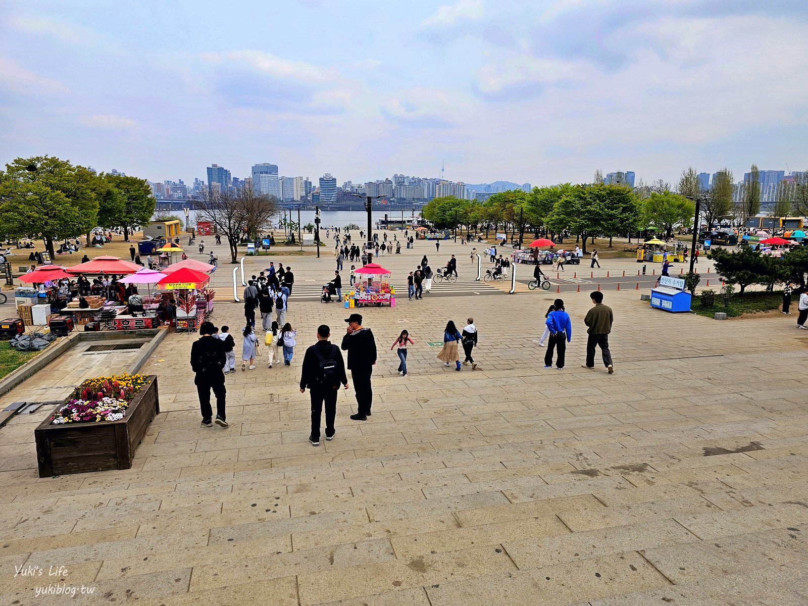 首爾景點》汝矣島漢江公園，野餐賞櫻花攻略！人來就好直接租野餐墊超方便！韓劇迷必朝聖 - yuki.tw