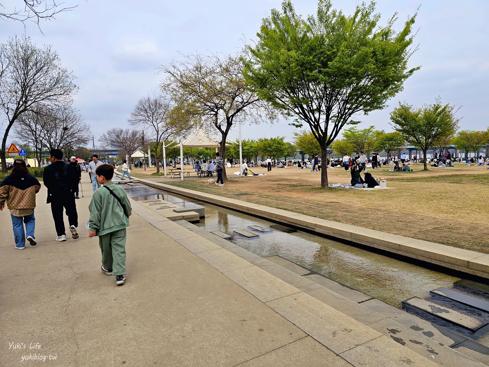 首爾景點》汝矣島漢江公園，野餐賞櫻花攻略！人來就好直接租野餐墊超方便！韓劇迷必朝聖 - yuki.tw