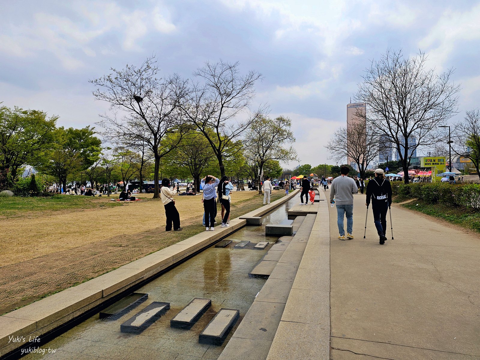 首爾景點》汝矣島漢江公園，野餐賞櫻花攻略！人來就好直接租野餐墊超方便！韓劇迷必朝聖 - yuki.tw