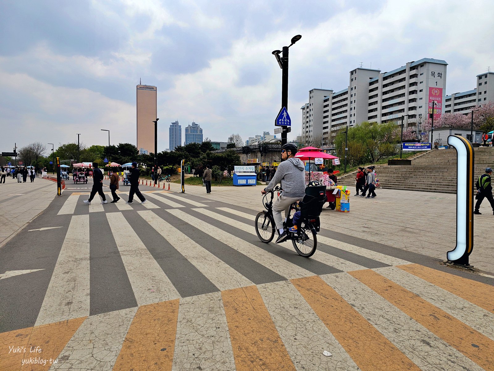 首爾景點》汝矣島漢江公園，野餐賞櫻花攻略！人來就好直接租野餐墊超方便！韓劇迷必朝聖 - yuki.tw