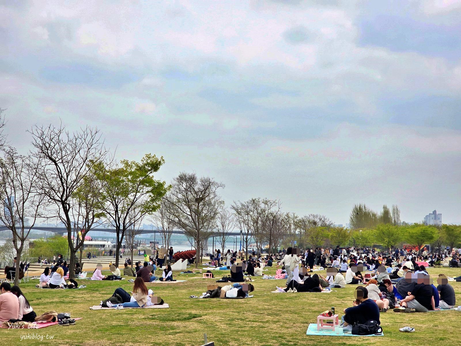 首爾景點》汝矣島漢江公園，野餐賞櫻花攻略！人來就好直接租野餐墊超方便！韓劇迷必朝聖 - yuki.tw