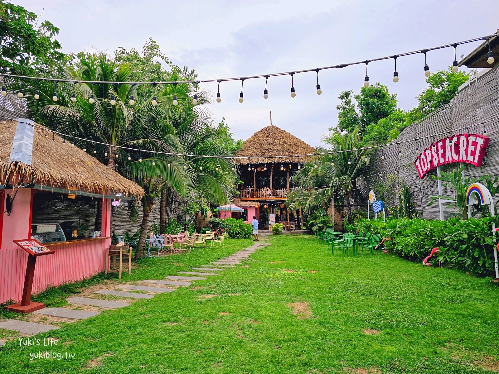 華欣網美咖啡廳【Top Seacret Beach Cafe】夢幻粉嫩南洋風，走路就能到沙灘 - yuki.tw