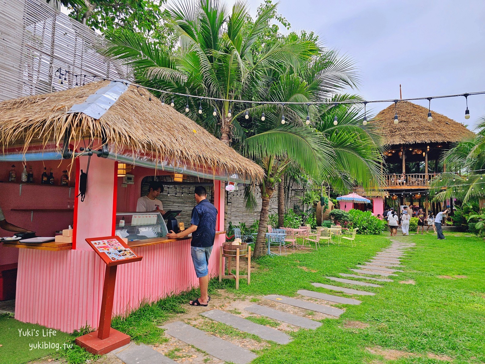 華欣網美咖啡廳【Top Seacret Beach Cafe】夢幻粉嫩南洋風，走路就能到沙灘 - yuki.tw