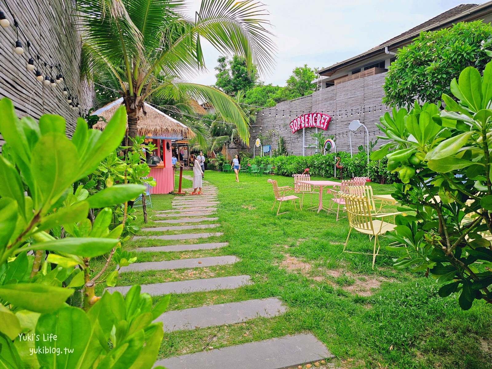 華欣網美咖啡廳【Top Seacret Beach Cafe】夢幻粉嫩南洋風，走路就能到沙灘 - yuki.tw