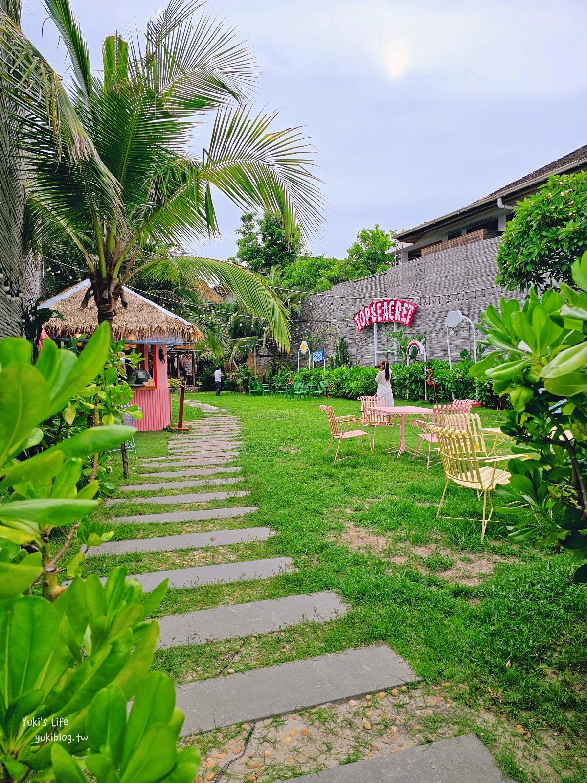 華欣網美咖啡廳【Top Seacret Beach Cafe】夢幻粉嫩南洋風，走路就能到沙灘 - yuki.tw