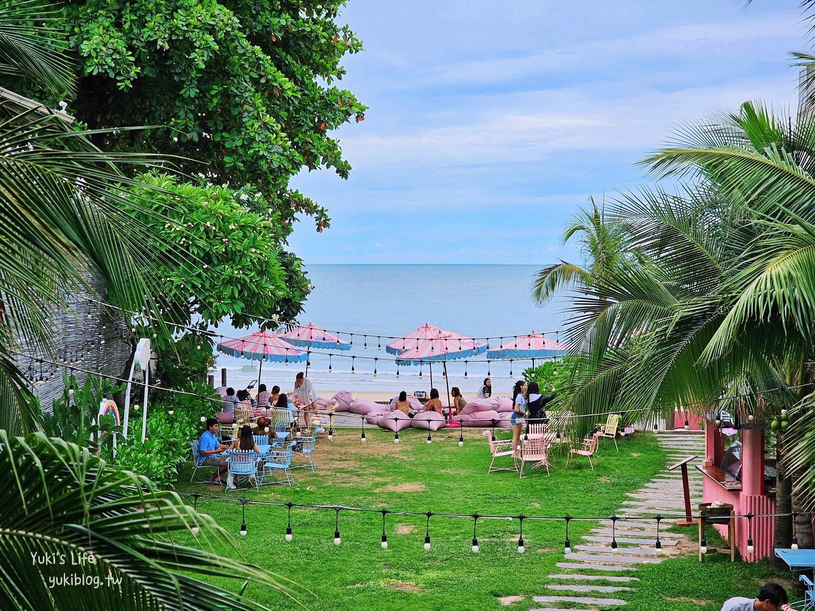 華欣網美咖啡廳【Top Seacret Beach Cafe】夢幻粉嫩南洋風，走路就能到沙灘 - yuki.tw