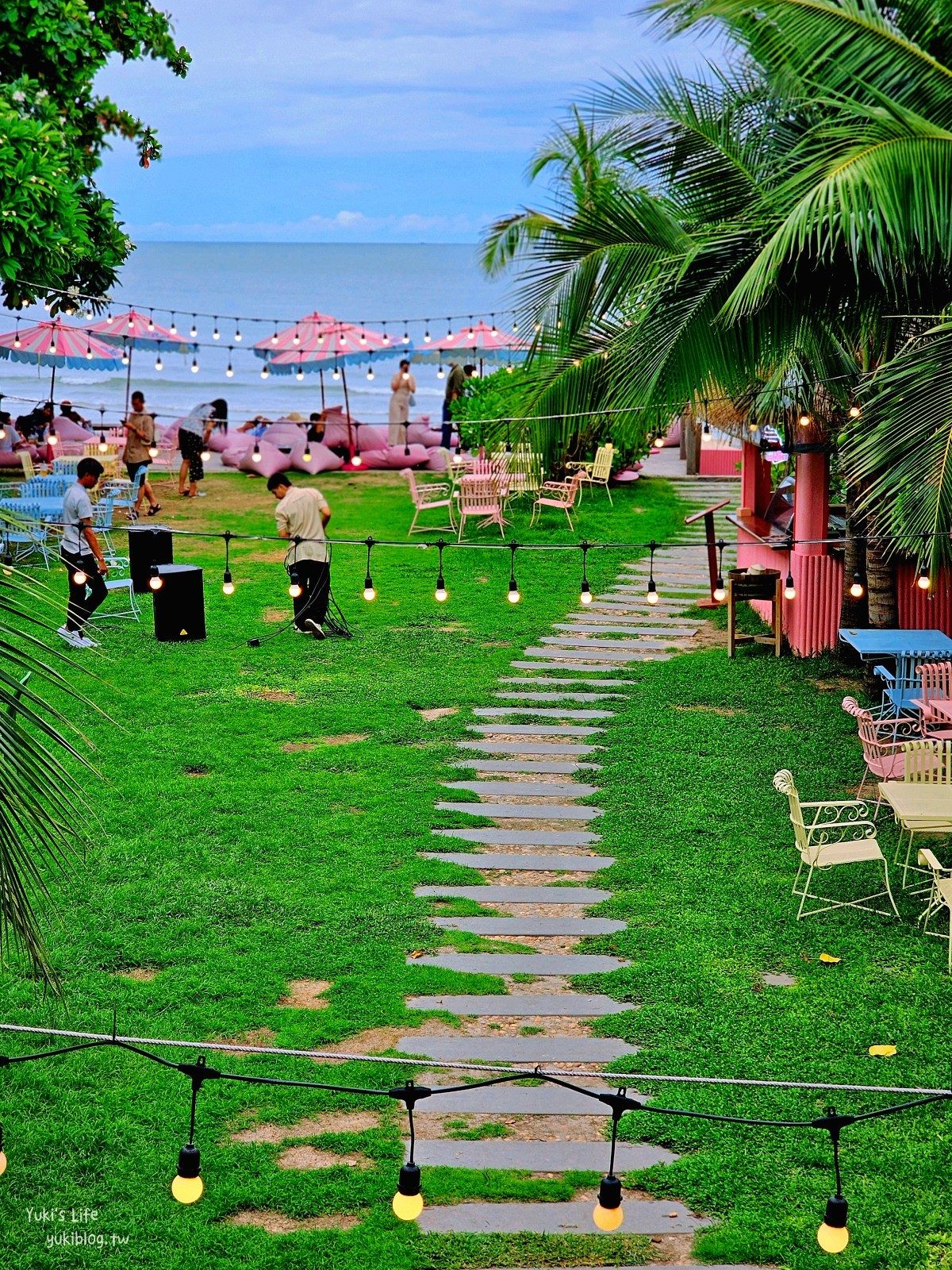 華欣網美咖啡廳【Top Seacret Beach Cafe】夢幻粉嫩南洋風，走路就能到沙灘 - yuki.tw