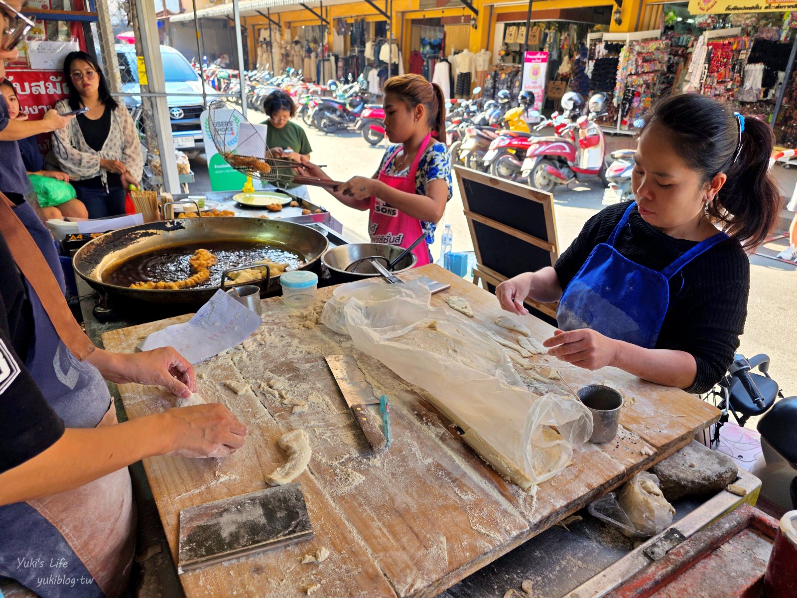 20260126181659_0_dfed2c 清邁美食【恐龍油條】米其林必比登推薦才20泰銖一隻！大象油條、鱷魚油條、龍油條也太有才