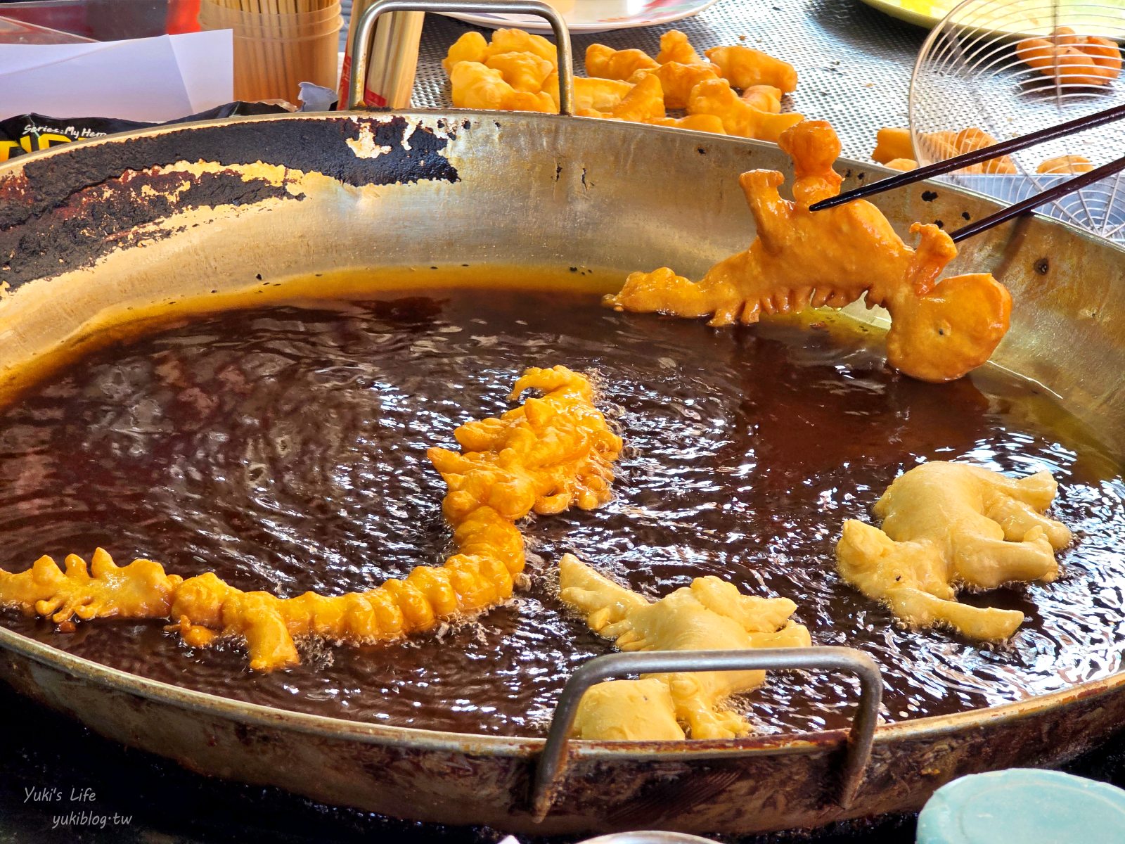 20260126181729_0_ff1b37 清邁美食【恐龍油條】米其林必比登推薦才20泰銖一隻！大象油條、鱷魚油條、龍油條也太有才