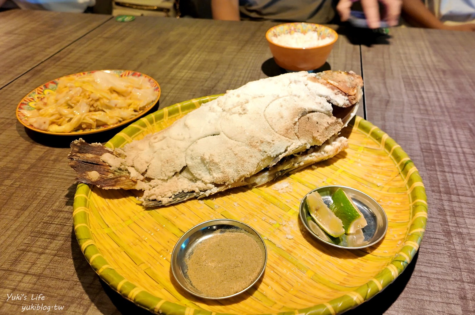 宜蘭礁溪美食【PARTY泰 烤魚餐廳】烤魚和蝦餅必點，家族聚餐好地方～台式口味的泰式餐廳 - yuki.tw