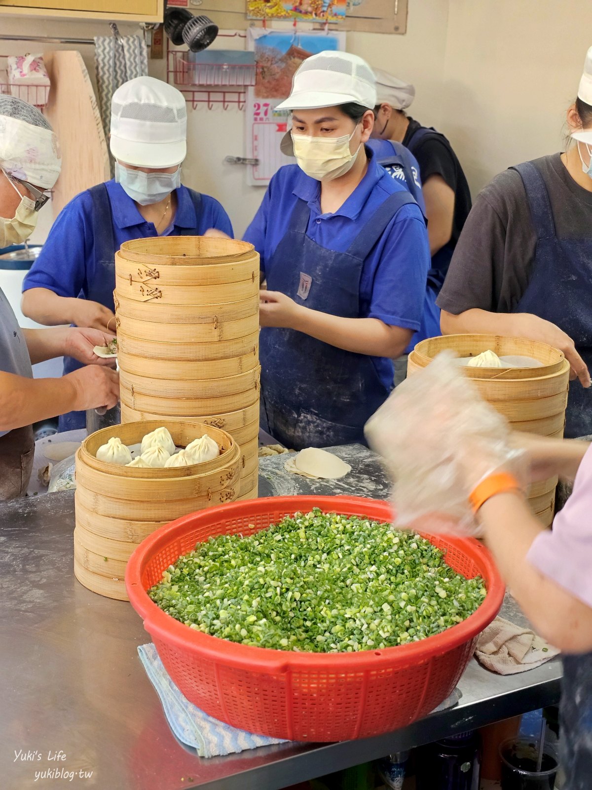 苗栗頭份必吃美食【鮮肉湯包】超人氣排隊湯包，加蔥加到爆，料多鮮美超好吃 - yuki.tw