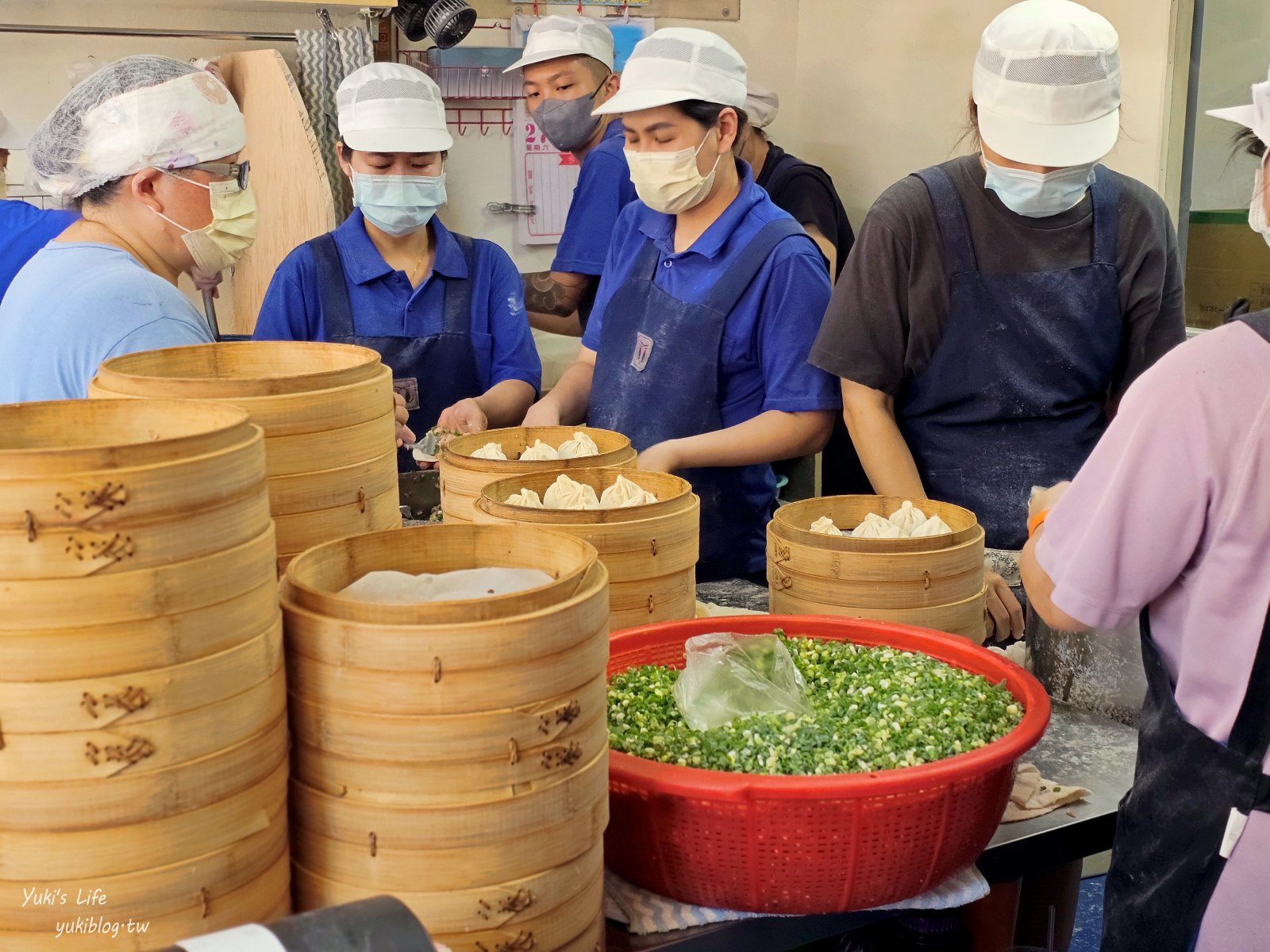 苗栗頭份必吃美食【鮮肉湯包】超人氣排隊湯包，加蔥加到爆，料多鮮美超好吃 - yuki.tw