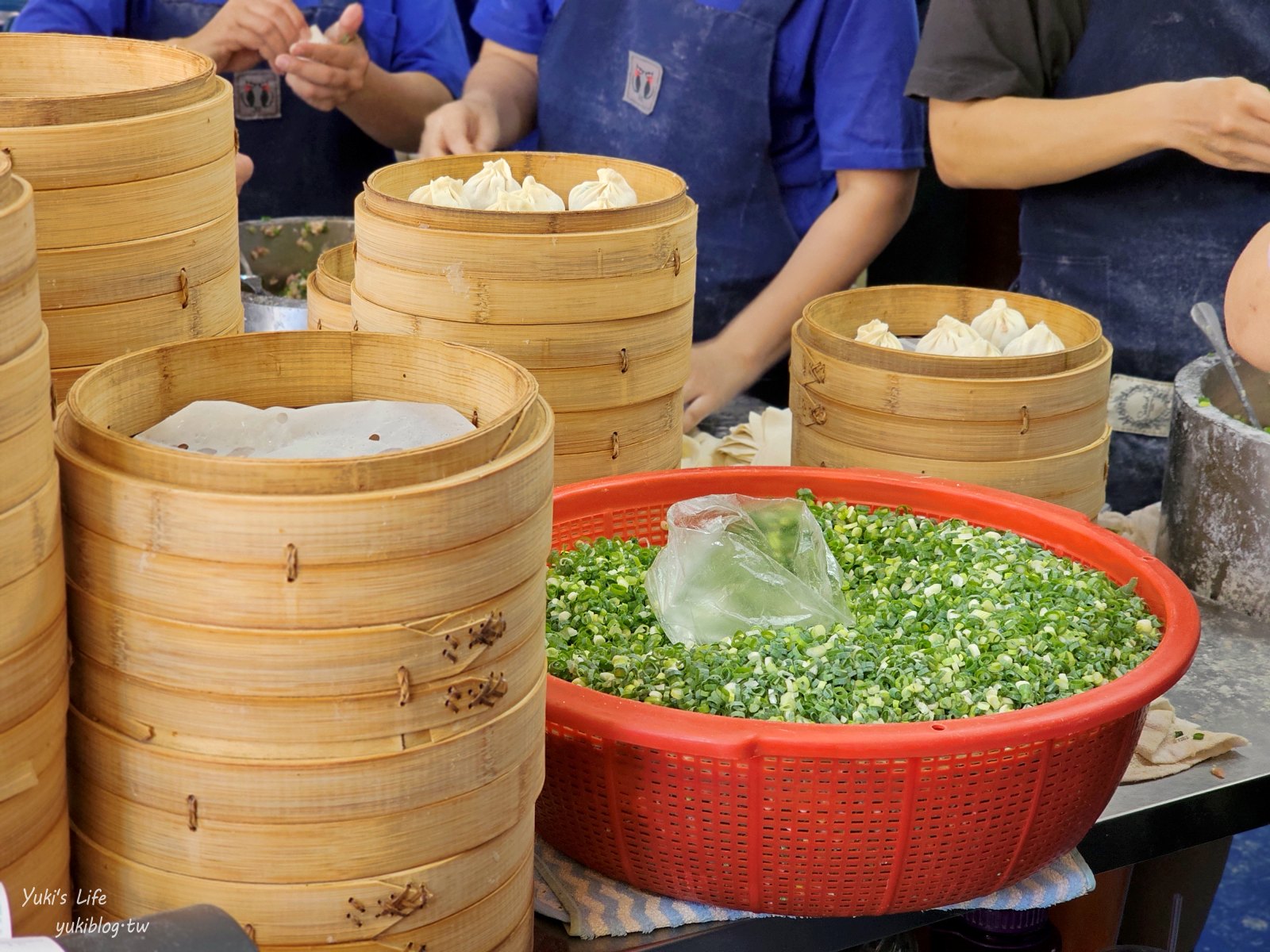 苗栗頭份必吃美食【鮮肉湯包】超人氣排隊湯包，加蔥加到爆，料多鮮美超好吃 - yuki.tw