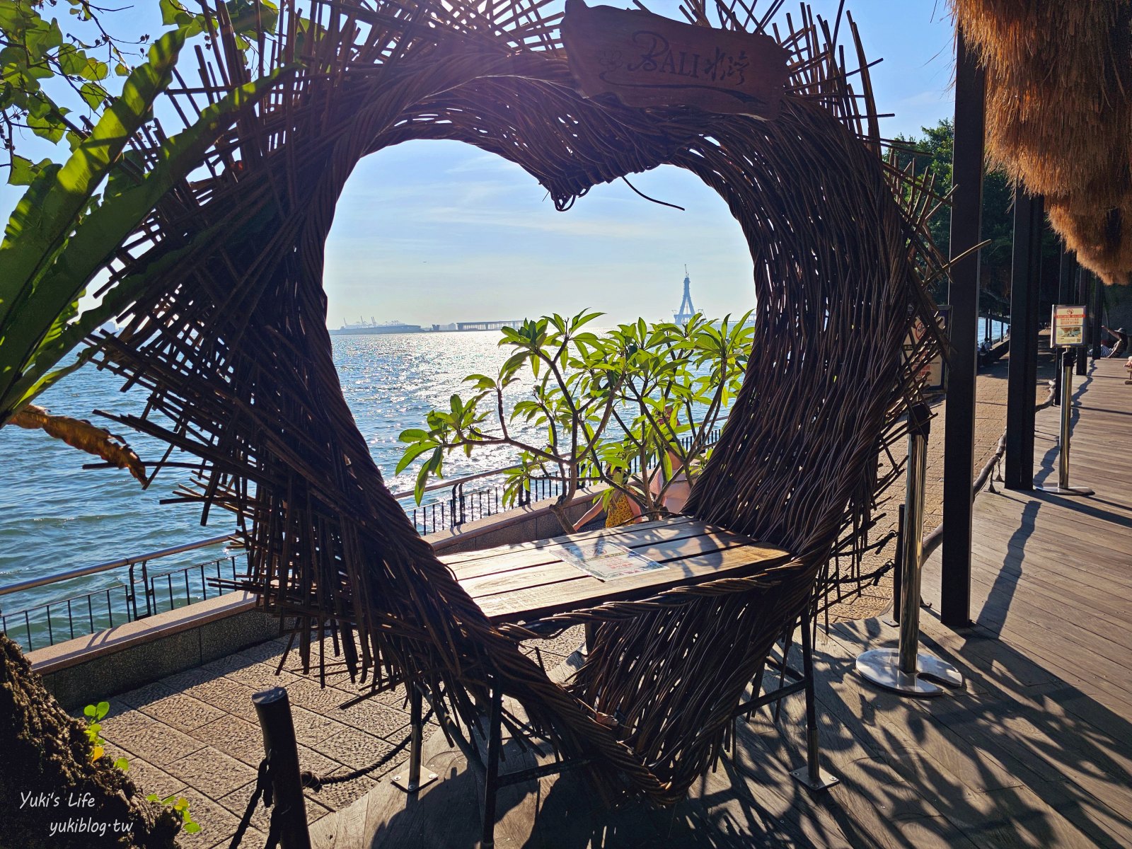 淡水景觀餐廳【水灣餐廳榕堤店】淡水TOP河景餐廳！秒飛峇里島浪漫約會首選 - yuki.tw