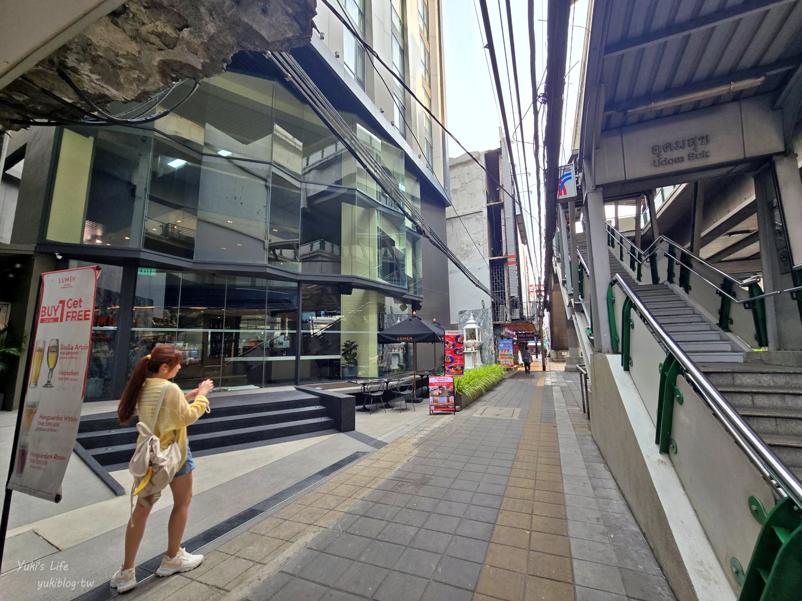 20250511003636_0_cdc8c7 曼谷超平價住宿「Lumen Bangkok Udomsuk Station」雙人房一千多含早餐，有泳池、酒吧，BTS捷運站旁交通超方便！