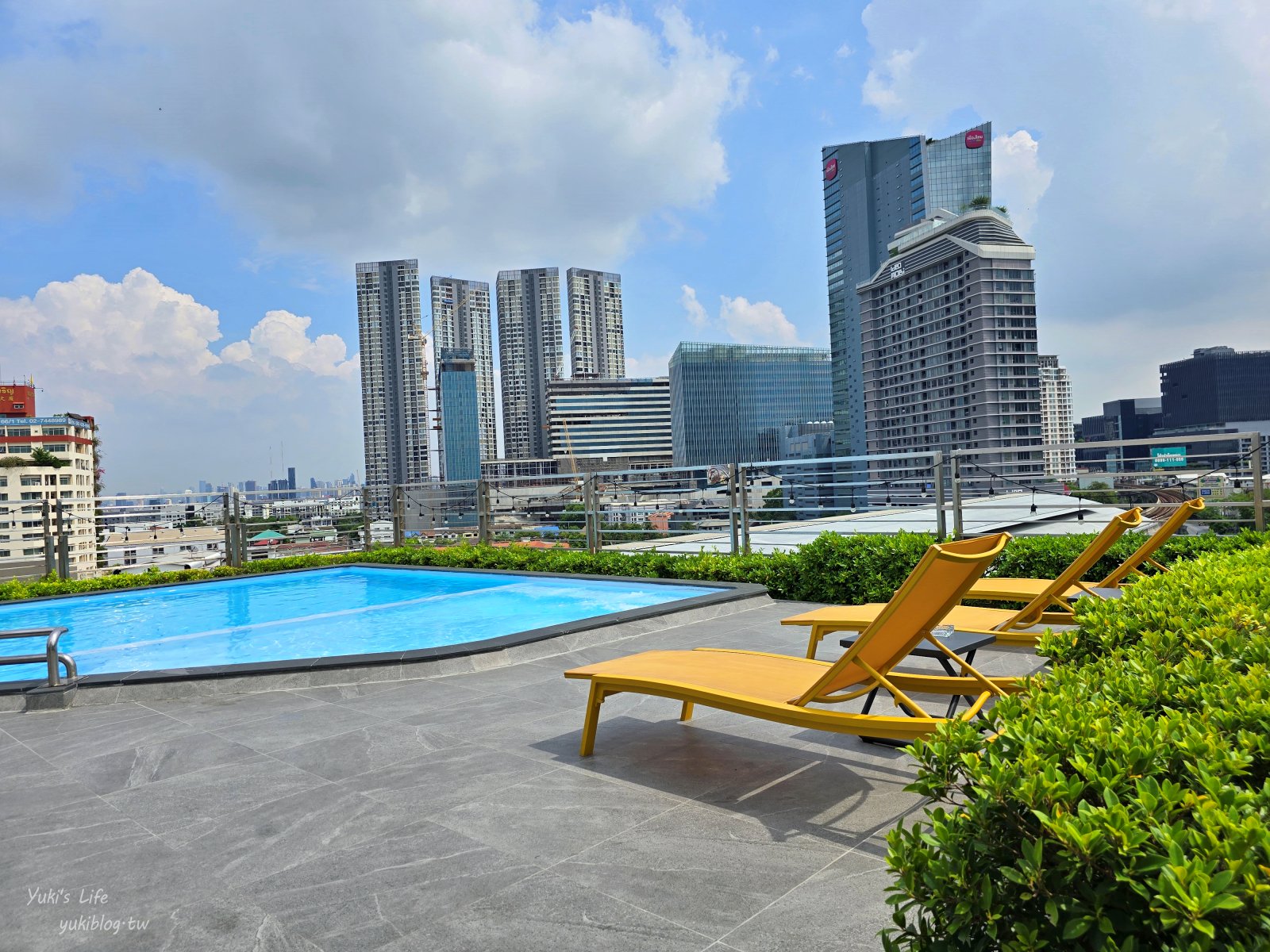20250511003725_0_362f4e 曼谷超平價住宿「Lumen Bangkok Udomsuk Station」雙人房一千多含早餐，有泳池、酒吧，BTS捷運站旁交通超方便！