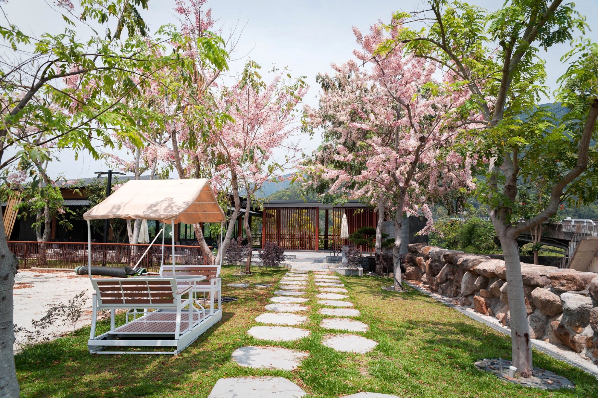 20250811210339_0_a01cc4 南投埔里新飯店「埔里春天度假村」入住5千坪森林，奢華飯店與豪華露營一次滿足