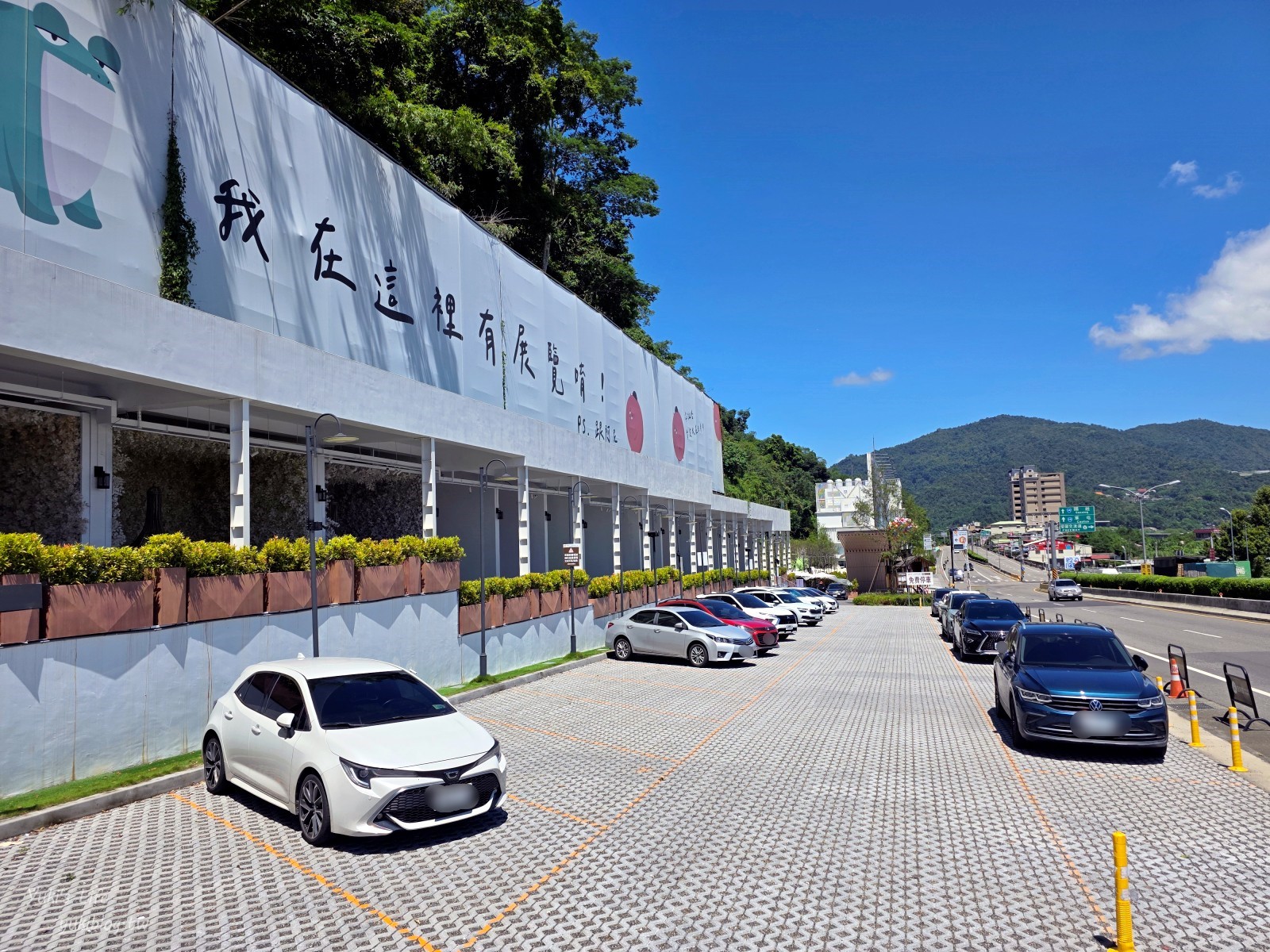 20250822174920_0_bbacf5 埔里新地標！日月町商場：純白建築超好拍，還有餐車市集可以逛！