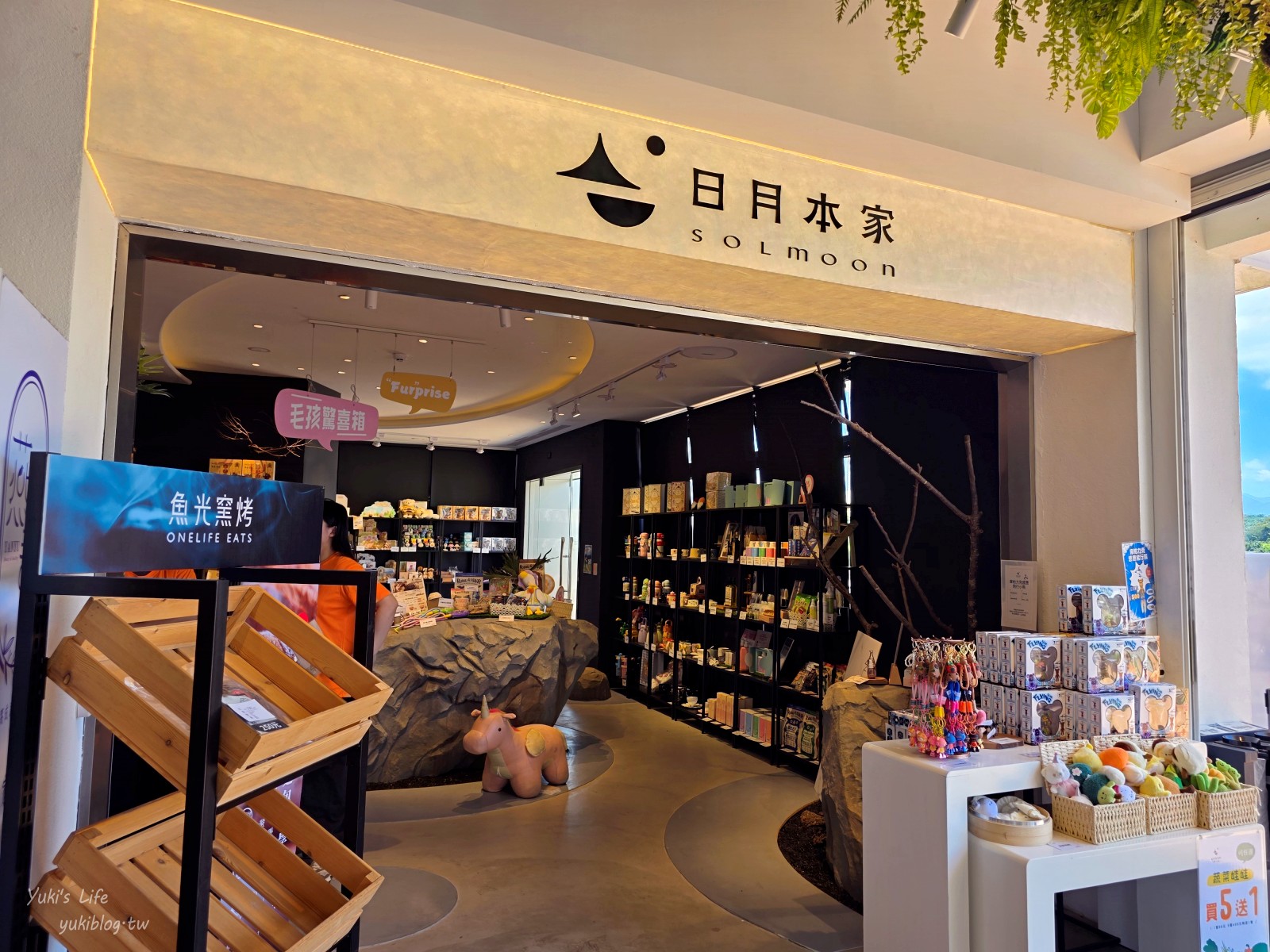 20250822174945_0_ca15d9 埔里新地標！日月町商場：純白建築超好拍，還有餐車市集可以逛！