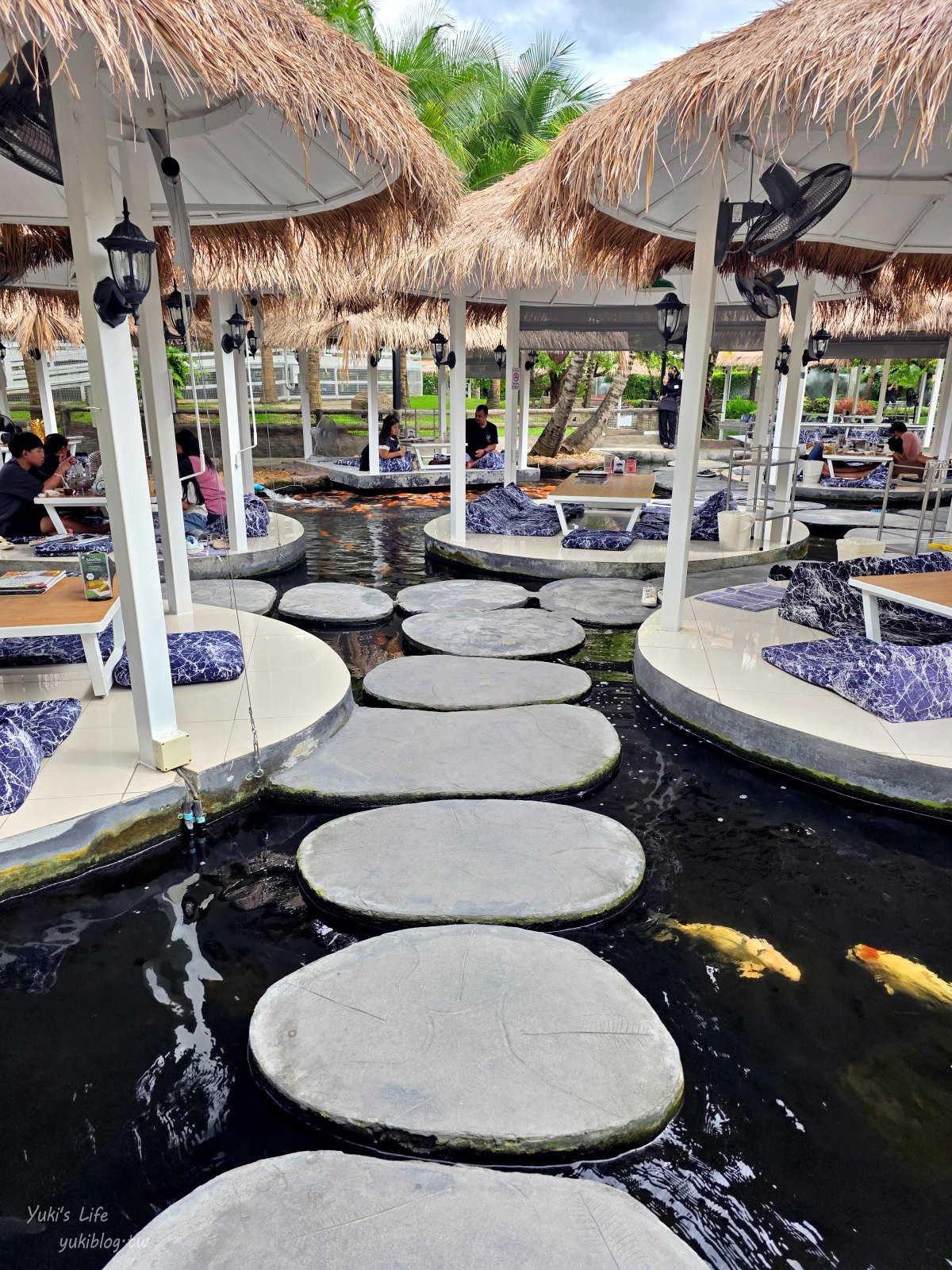 20251009152852_0_c084fc 泰國芭達雅最chill秘境!Pa Boon Cafe 夢幻水上屋:零距離餵魚、超萌小動物、恐龍出沒