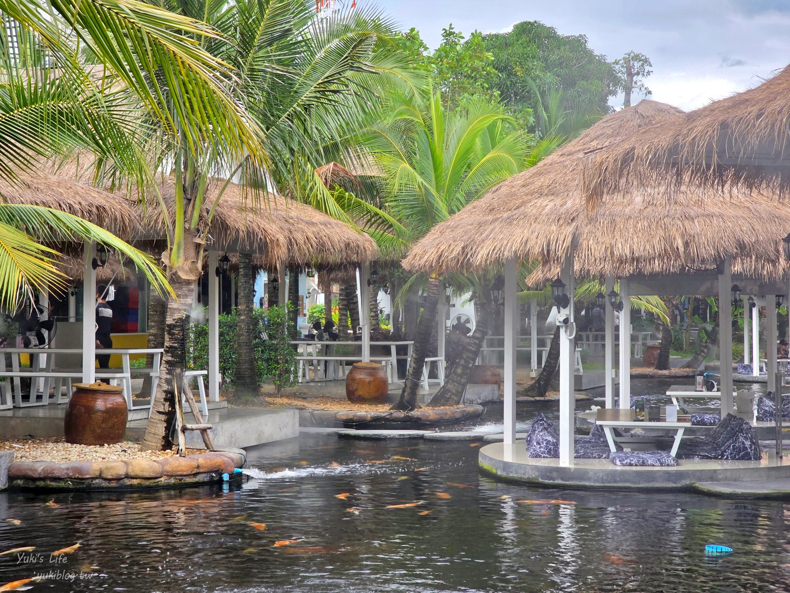 20251009152853_0_df60ee 泰國芭達雅最chill秘境!Pa Boon Cafe 夢幻水上屋:零距離餵魚、超萌小動物、恐龍出沒