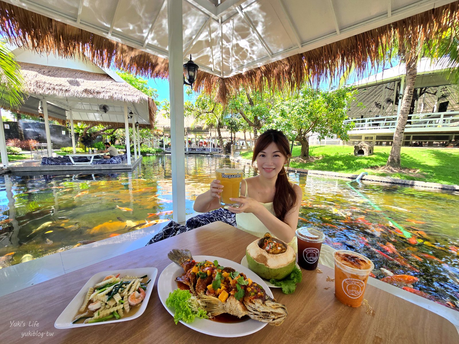 20251009153026_0_fc4e85 泰國芭達雅最chill秘境!Pa Boon Cafe 夢幻水上屋:零距離餵魚、超萌小動物、恐龍出沒