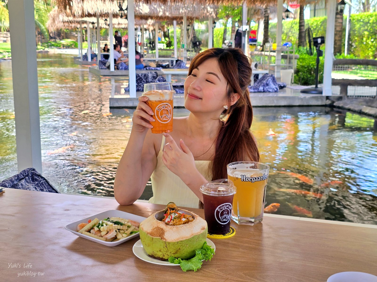 20251009153042_0_0c3df1 泰國芭達雅最chill秘境!Pa Boon Cafe 夢幻水上屋:零距離餵魚、超萌小動物、恐龍出沒
