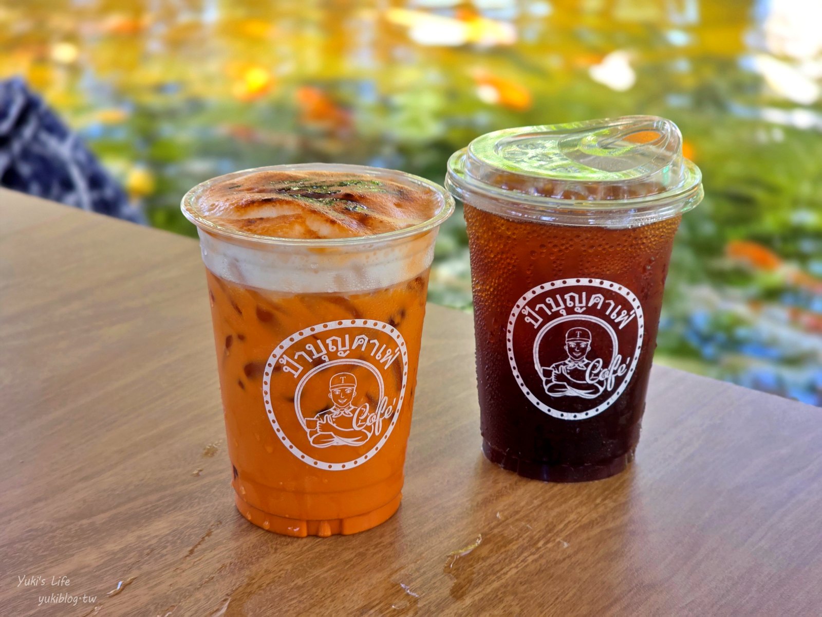 20251009153052_0_4930f6 泰國芭達雅最chill秘境!Pa Boon Cafe 夢幻水上屋:零距離餵魚、超萌小動物、恐龍出沒