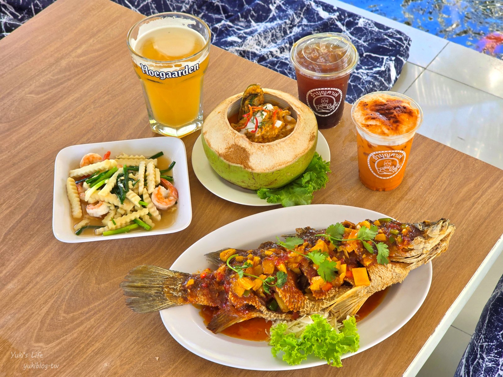 20251009153053_0_59bd5d 泰國芭達雅最chill秘境!Pa Boon Cafe 夢幻水上屋:零距離餵魚、超萌小動物、恐龍出沒