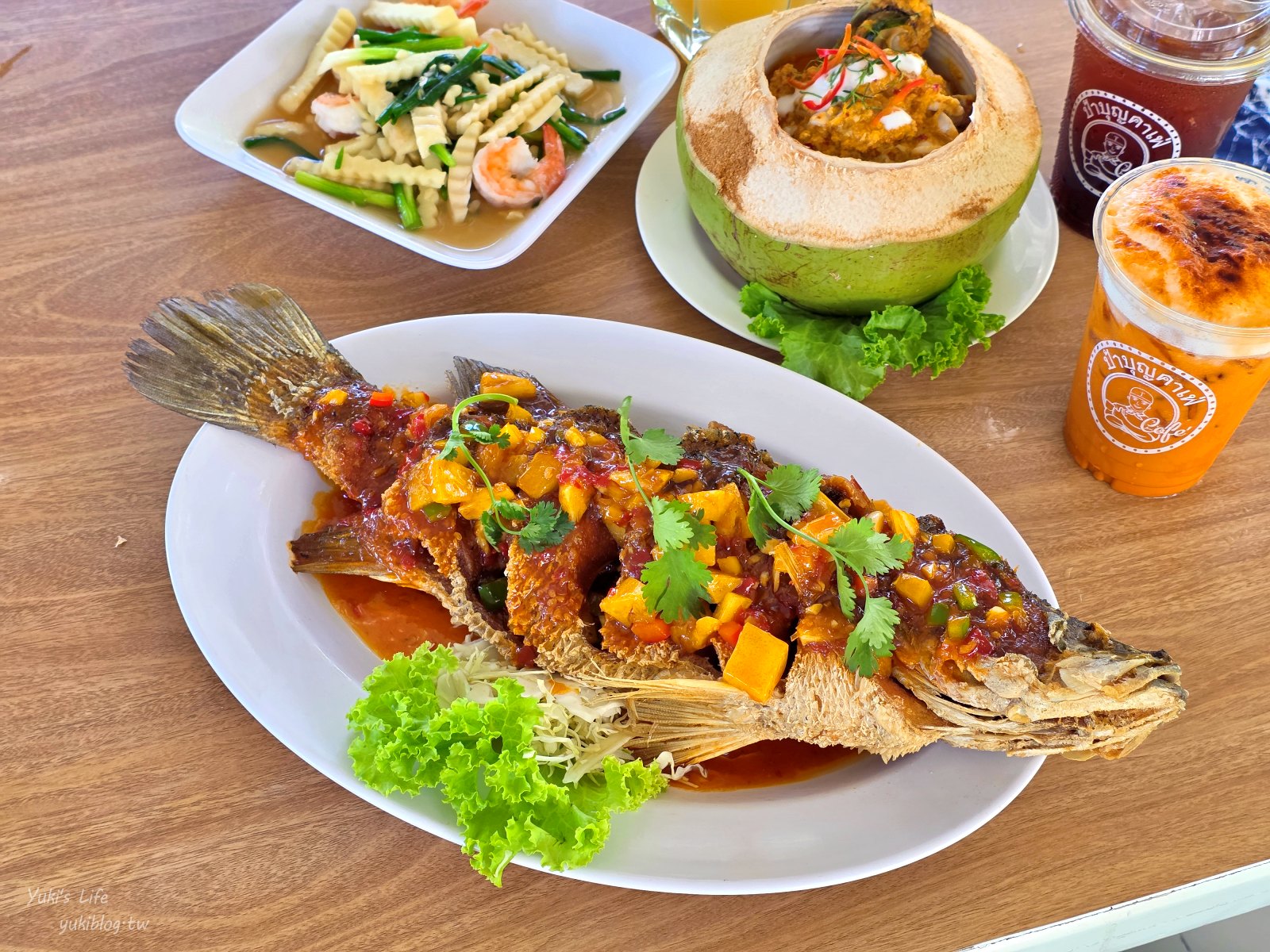 20251009153053_0_b94891 泰國芭達雅最chill秘境!Pa Boon Cafe 夢幻水上屋:零距離餵魚、超萌小動物、恐龍出沒