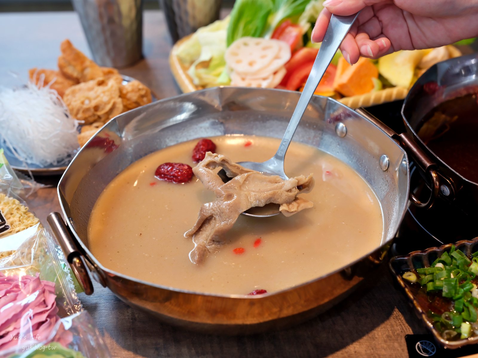 20251209093029_0_20bd4a 新莊必吃火鍋【荿蒔 敘鍋物】小農時蔬×繽紛蔬果彩虹麵吃到飽！親子友善送兒童餐(新莊佳瑪店)