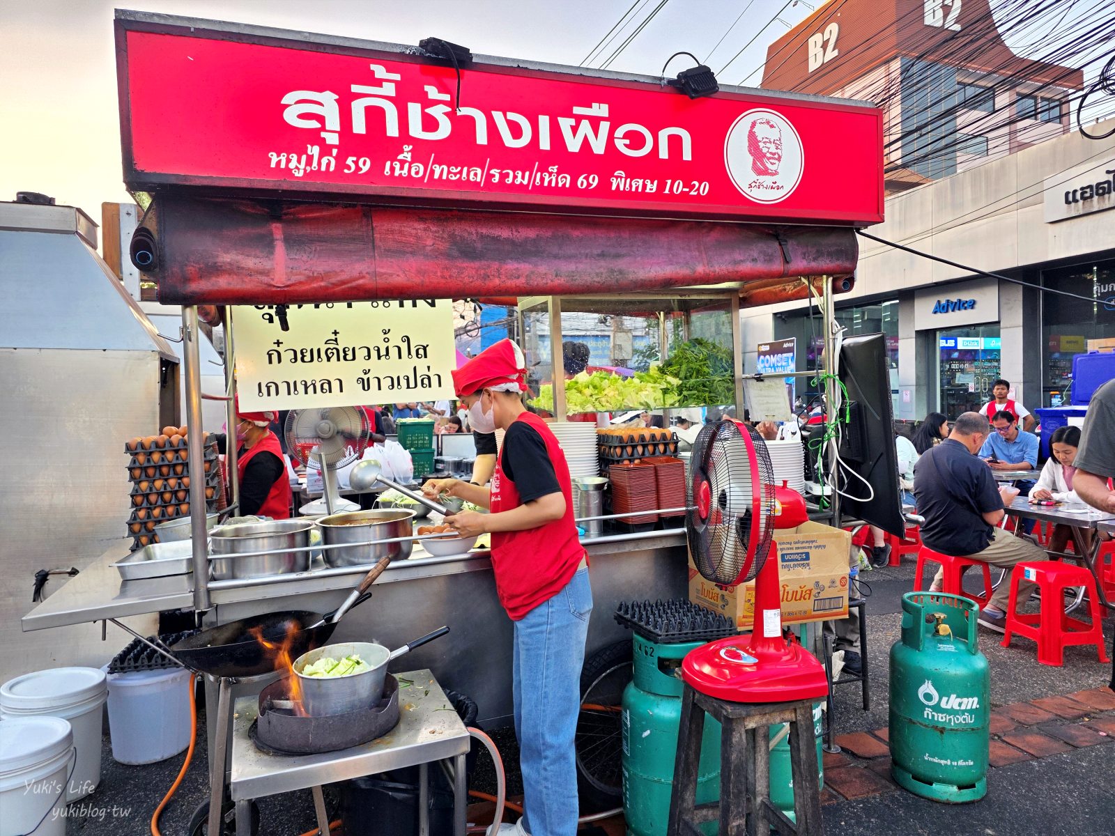 20260126174007_0_1c7621 【清邁古城】北門夜市 Chang Phuak Market，每天都有開！美食控超愛鳳飛飛豬腳飯、泰式炒壽喜燒、銷魂香蕉煎餅