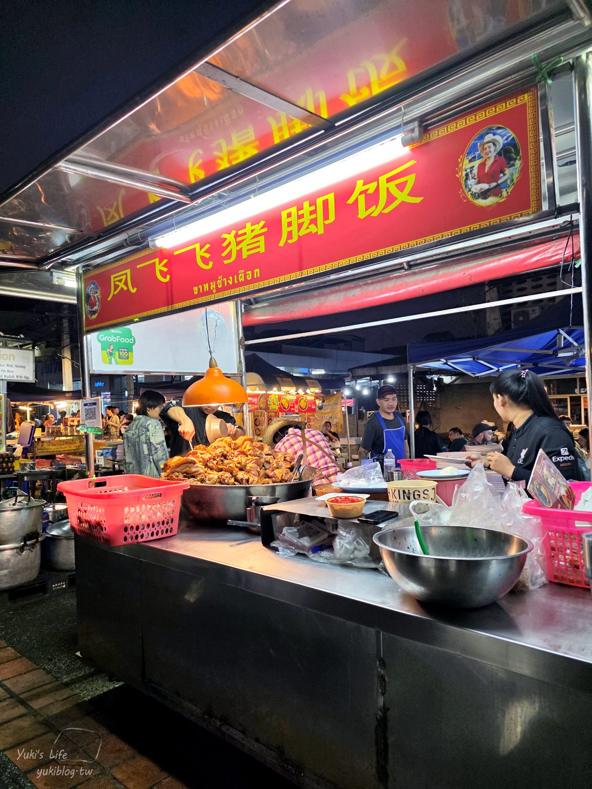 20260126174010_0_8bf317 【清邁古城】北門夜市 Chang Phuak Market，每天都有開！美食控超愛鳳飛飛豬腳飯、泰式炒壽喜燒、銷魂香蕉煎餅